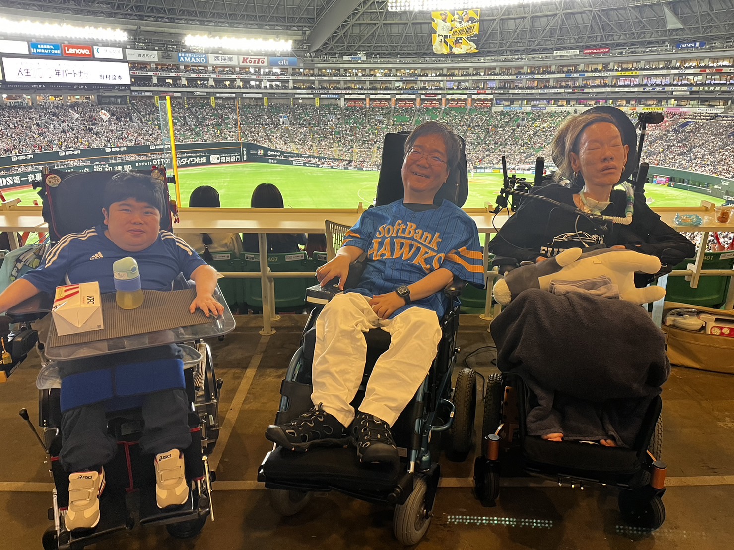 ペイペイドームでプロ野球観戦をする福岡支部会員の皆さんの写真